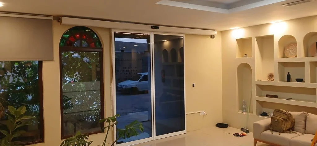 درب اتوماتیک شیشه ای اسلایدینگ نصب شده توسط داتیس در